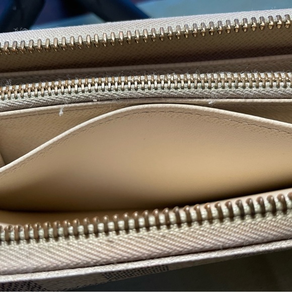 🔥🔥PRICE DROP🔥🔥🔥
LOUIS VUITTON DAMIER AZUR ZIPPY WALLET - Picture 9 of 12